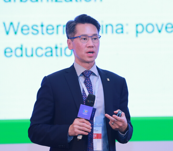 2۴ѧУΪԪݽW. John Kao, Vice-President and Pro-Vice-Chancellor (Global) of the University of Hong Kong, Fellow of American Institute of Medical and Biological Engineering was giving a Speech.jpg