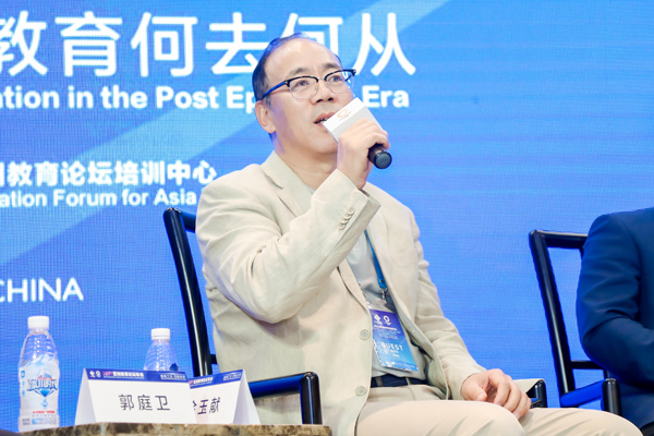14英国才奕教育集团董事长金玉献参与圆桌讨论.jpg