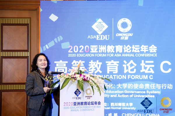 1中国教育科学研究院高等教育研究所所长张男星主持会议.jpg