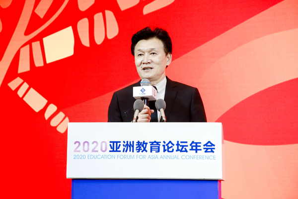 1中国教育部原新闻发言人王旭明主持.jpg